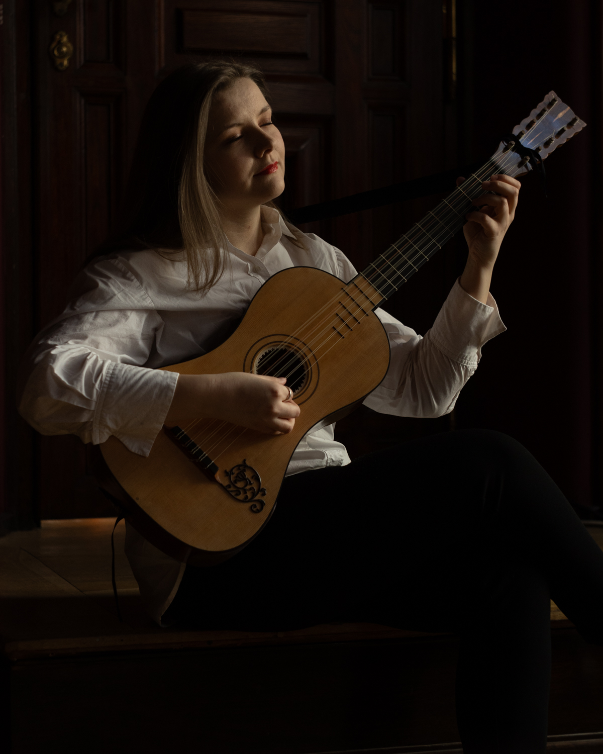 Maria Korzeniowska z gitarą